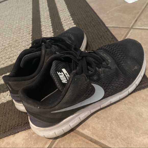 Nike Girls Black Running Shoes Size 5 - Picture 1 of 2